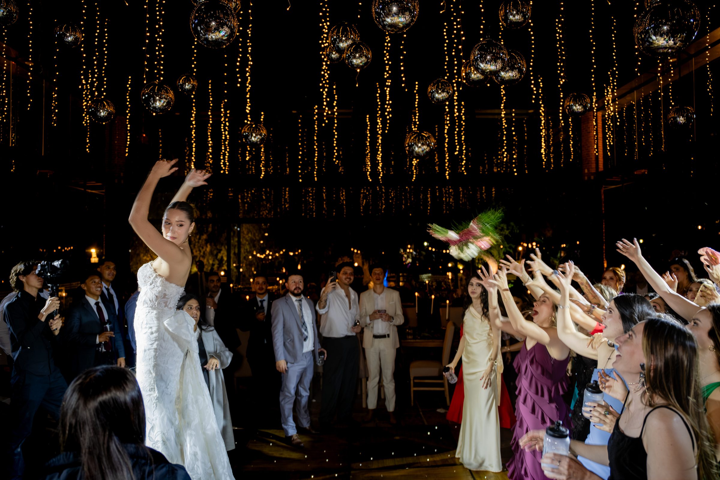 Lanzamiento del ramo en la recepción de la boda